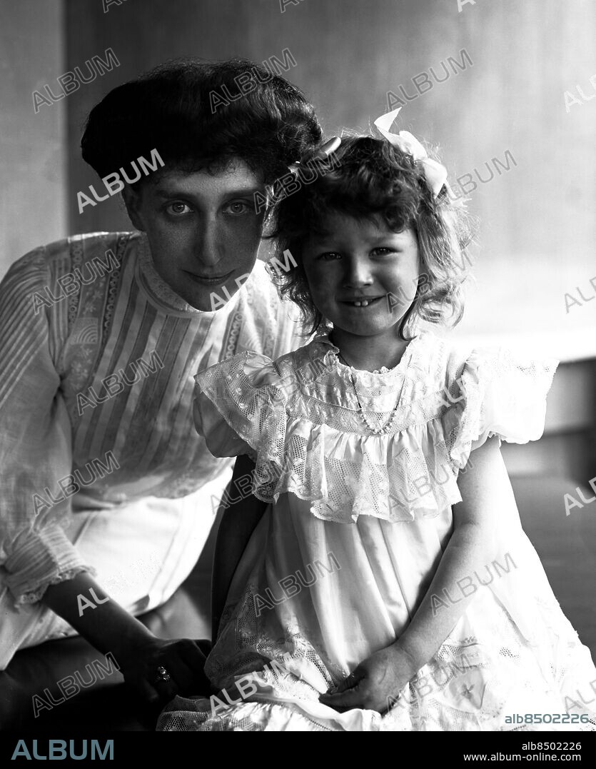 ARKIV 1911. Prinsessan Ingeborg av Danmark, gift med Oscar II:s son prins Carl med sin dotter, prinsessan Astrid som sedermera blev drottning av Belgien.. Princess Ingeborg of Denmark, married to prince Carl, son of swedish king Oscar II, with her daughter Astrid.. Foto: TT Historical/1900. SCANPIX SWEDEN.