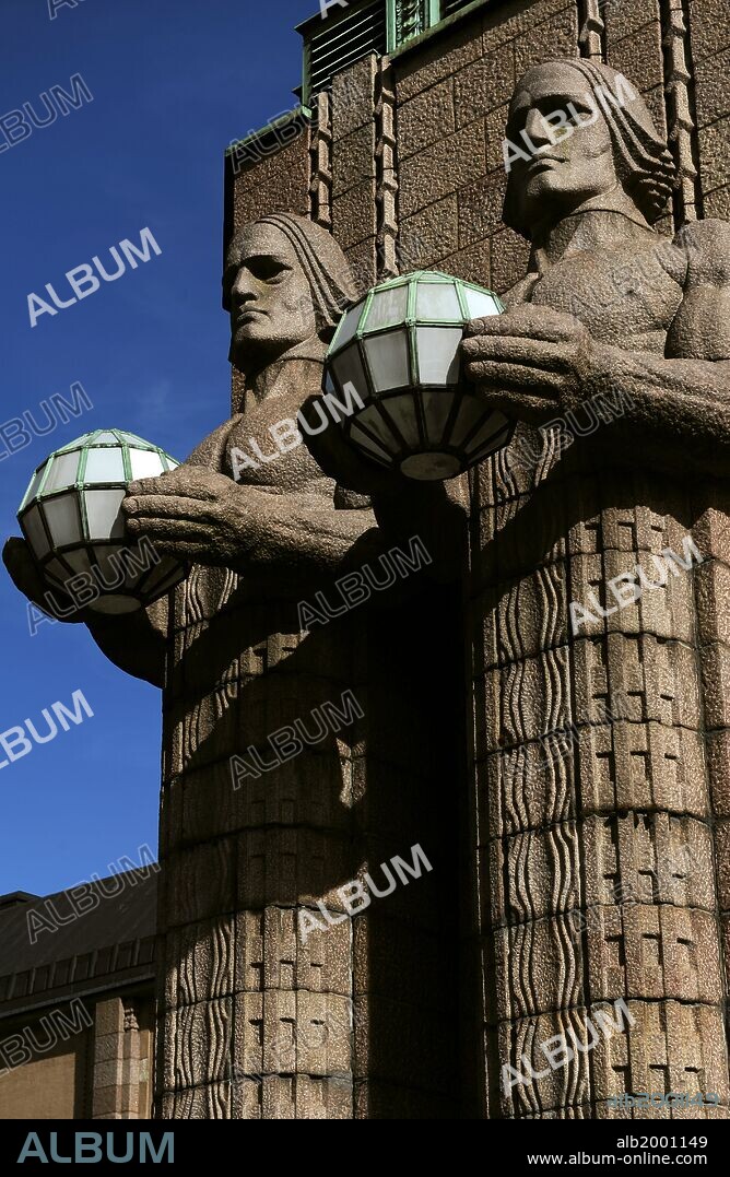 FINLANDIA. HELSINKI. ESTACION CENTRAL DE TREN. Diseñado por Eliel Saarinen en 1914 en estilo Art Nouveau finlandés. Detalle de los de las cuatro estatuas que decoran la entrada sur de la estación. "LOS DEMANDANTES DE LA LUZ (granito) ", obra del escultor finlandés EMIL WIKSTROM (1864-1943) .