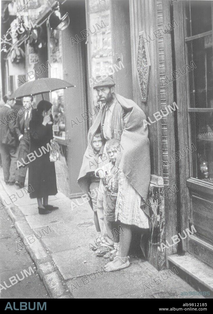 "Fotografía y sociedad en la españa de Franco", tercer volumen de "Las Fuentes de la memoria". Un mendigo en la puerta del restaurante Lhardy de Madrid, 1940.