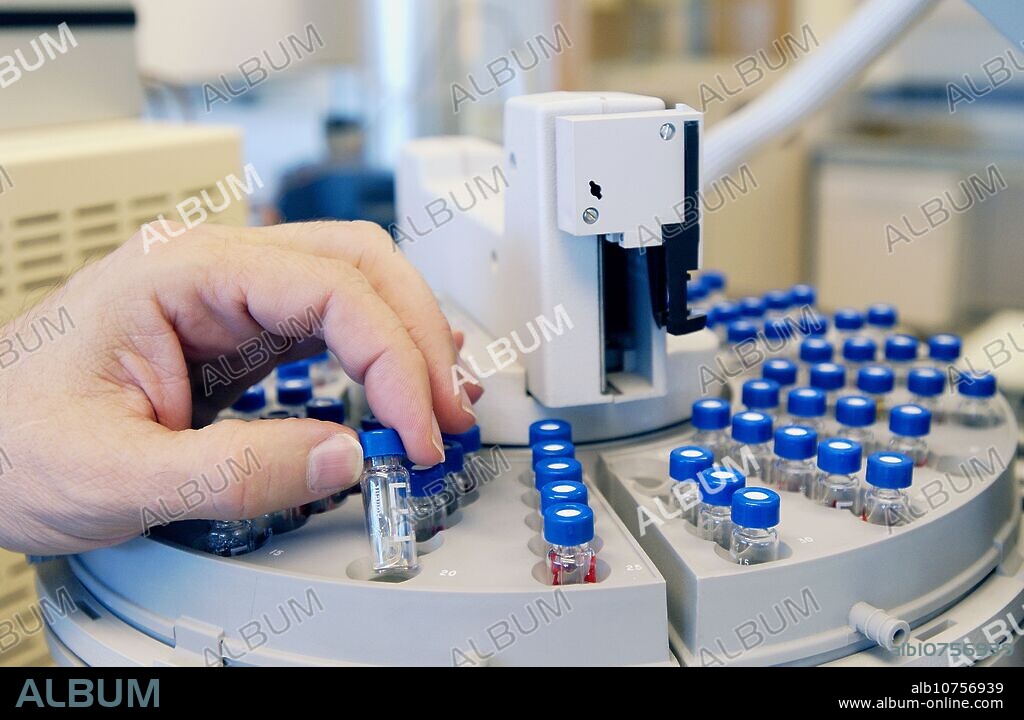 Gas chromatographer with thermal conductivity detector (TCD), electron capture detector (ECD), flame detector and gass mass detectors, Enviromental organic chemistry laboratory.