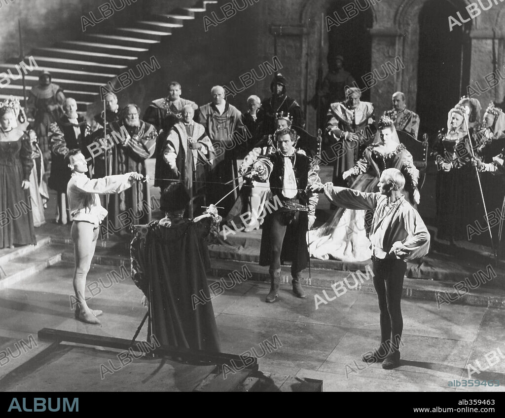 LAURENCE OLIVIER and TERENCE MORGAN in HAMLET, 1948, directed by LAURENCE OLIVIER. Copyright TWO CITIES/RANK.