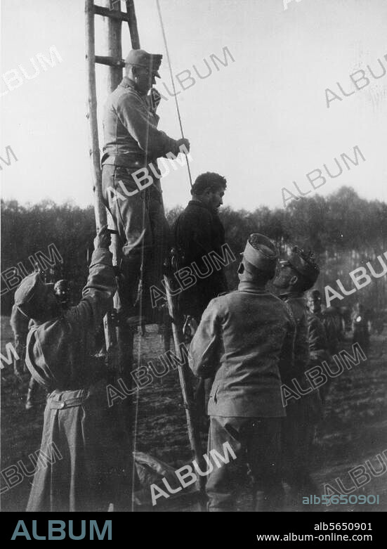 Histoire / Première Guerre mondiale /. Balkans. - Civil exécuté par des soldats de l'armée austro-hongroise en vertu de la loi martiale. Photo. D'un album de photos d'un soldat autrichien.