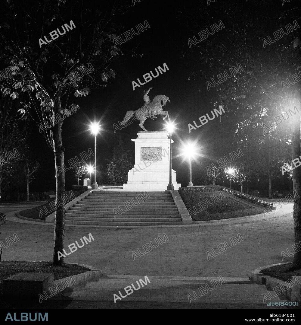 MONUMENTO AL GENERAL JOSE DE SAN MARTIN SITUADO EN EL PARQUE DEL OESTE - FOTOGRAFIA EN BLANCO Y NEGRO - AÑOS 60.