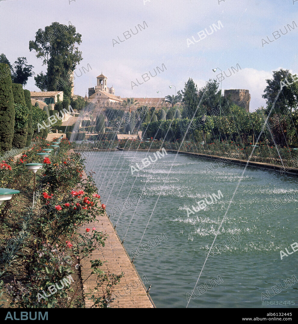 FUENTE EN LOS JARDINES DEL ALCAZAR DE CORDOBA - FOTO AÑOS 60.