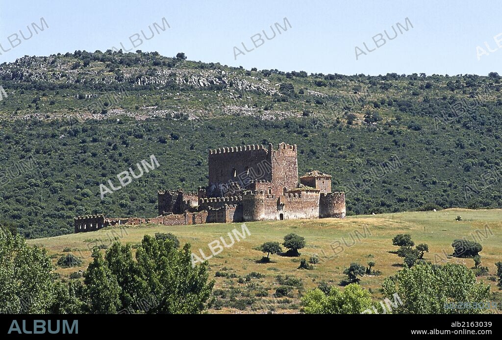 CASTILLA-LA MANCHA. LOS YEBENES. Vista del CASTILLO DE GUADALERZAS, construido en el siglo XII por Alfonso VIII. Fue reconstruido en varias ocasiones entre los siglos XV y XVIII. Está situado en el Valle homónimo. Provincia de Toledo. España.
