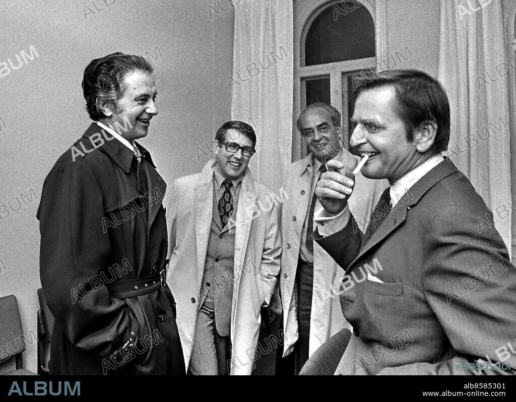 STOCKHOLM 19730914. Valduell inför riksdagsvalet 1973. Partiledaren Olof Palme och den inre S-toppen anländer för slutdebatten i SVT inför valet. Frv Sten Andersson, Thage G Peterson och Svante Lundkvist och partiledaren Olof Palme. Foto: Per Kagrell / EXP / TT / kod 26. ** AFTONBLADET OUT **.