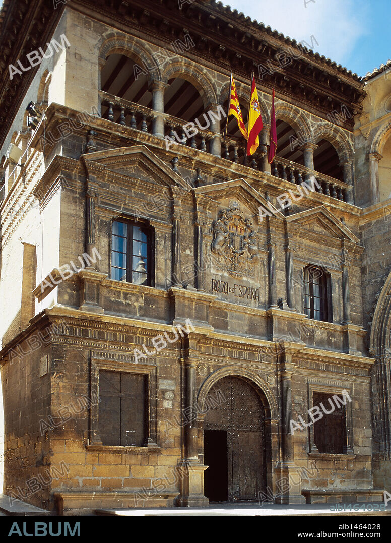 AYUNTAMIENTO DE ALCAÑIZ. Edificio de comienzos del último tercio del siglo XVI, se levanta formando ángulo con la Lonja. Vista general de su fachada de piedra de tres plantas, decorada en el piso inferior por columnas jónicas y rematado por frontones triangulares y un escudo central. El conjunto se remata con un saliente alero de madera. Plaza de España. Provincia Teruel. Aragón.