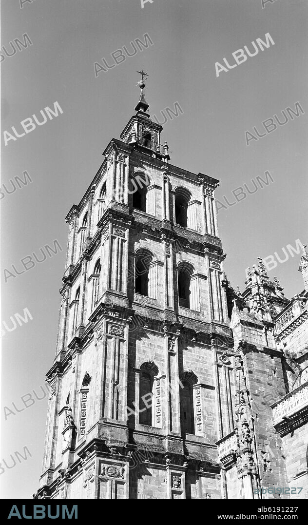 TORRE CAMPANARIO DE LA CATEDRAL DE ASTORGA TERMINADA EN 1704 - FOTOGRAFIA EN BLANCO Y NEGRO - AÑOS 50.