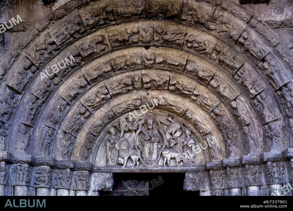 DETALLE DE LA PORTADA ROMANICA DE LA IGLESIA DE SAN MIGUEL DE ESTELLA - SIGLO XII.