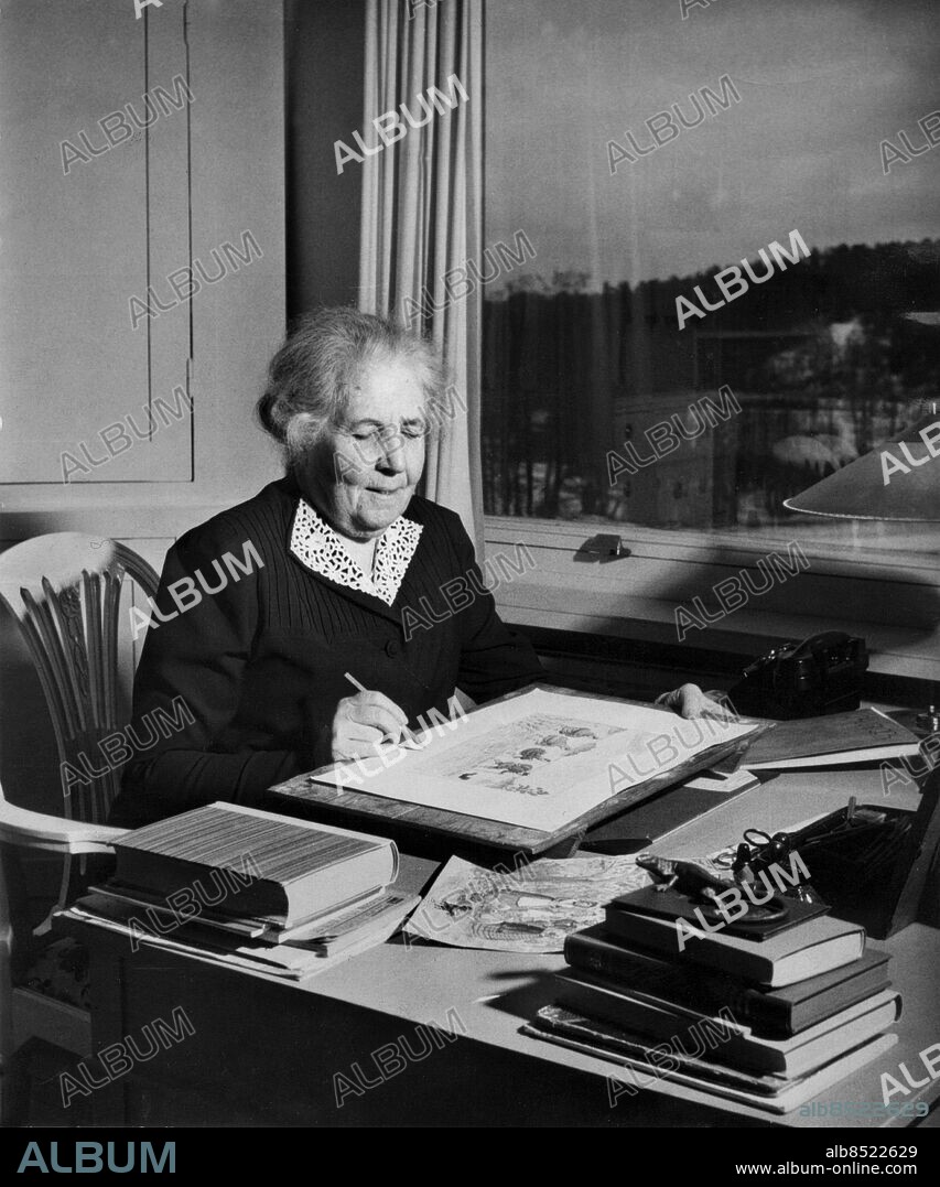 ©SCANPIX SWEDEN, 1944-02-06.. Författaren Elsa Beskow.. Fotograferad vid sitt ritbord med en bild från en av sina barnböcker framför sig.. Foto: Scanpix Code: 20360.