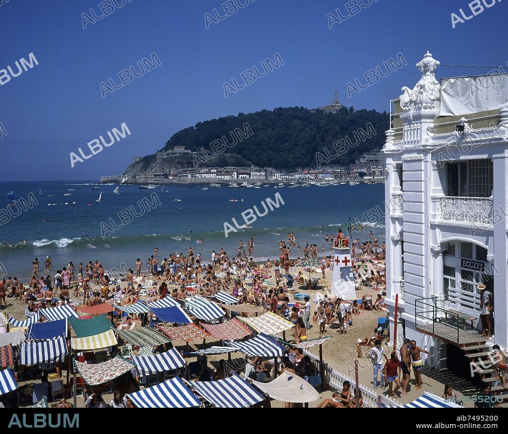 PLAYA DE LA CONCHA GENTE TOMANDO EL SOL - FOTO AÑOS 80.