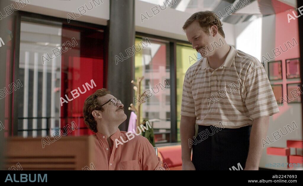 CHRIS PRATT y JOAQUIN PHOENIX en HER, 2013, dirigida por SPIKE JONZE. Copyright ANNAPURNA PICTURES.