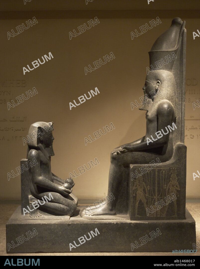 ARTE EGIPCIO. EGIPTO. DYSERJEPERURA HOREMHEB o HOREMHEB. Último faraón de la DINASTIA XVIII, IMPERIO NUEVO. Gobernó del 1323 al 1295 aC. ESCULTURA DE HOREMHED OFERENTE ARRODILLADO ANTE EL DIOS ATUM. Museo de Luxor.