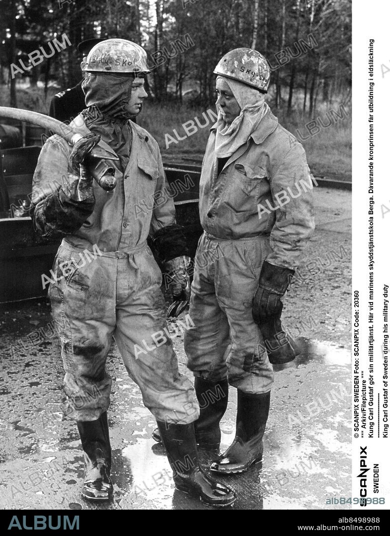Arkiv 1967. Kronprins Carl Gustaf gör sin militärtjänst. Här får han utbildning i eldsläckning vid marinens skyddstjänstskola Berga. ----------------------. King Carl Gustaf of Sweden during his military duty.
