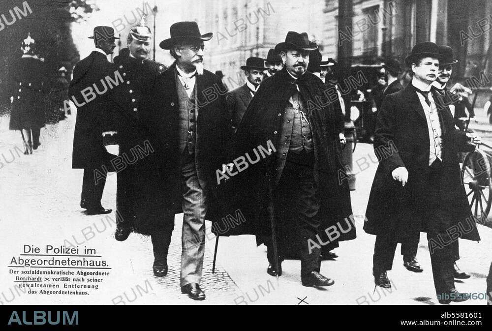 Borchardt, Julian. deutscher Journalist und Politiker (SPD); 13.1.1868 Bromberg - 16.2.1932 Berlin. - "Die Polizei im Abgeordnetenhaus. Der sozialdemokratische Abgeordnete Borchardt (x) verläßt nach seiner gewaltsamen Entfernung das Abgeordnetenhaus." - Pressefoto, Anfang Mai 1912. Berlin, Sammlung Archiv für Kunst und Geschichte.