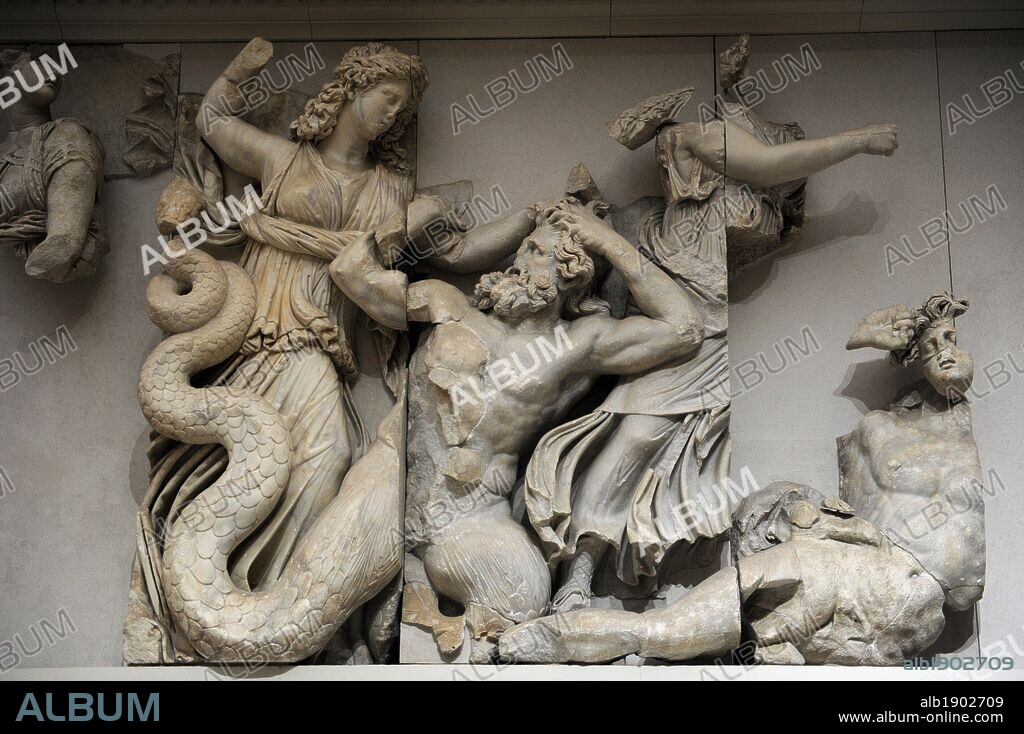 ARTE GRIEGO-HELENISTICO. ASIA MENOR. "ALTAR DE ZEUS O ALTAR DE PERGAMO". Mármol y piedra caliza. Fue construído por orden de Eumenes II Sóter (197-159 a. C.), entre los años 164 y 156 a. C. Los relieves fueron realizados por artistas de la escuela de Pérgamo, en estilo barroco helénico. GIGANTOMAQUIA. FRISO NORTE. Moiras atacando a Agrio y Toante. Museo de Pérgamo (Isla de los Museos). Berlín. Alemania. Europa.