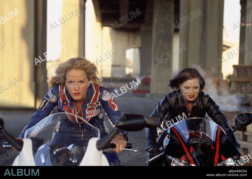 JAIME PRESSLY y MONET MAZUR en TORQUE, RODANDO AL LIMITE, 2004 (TORQUE), dirigida por JOSEPH KAHN. Copyright WARNER BROS.