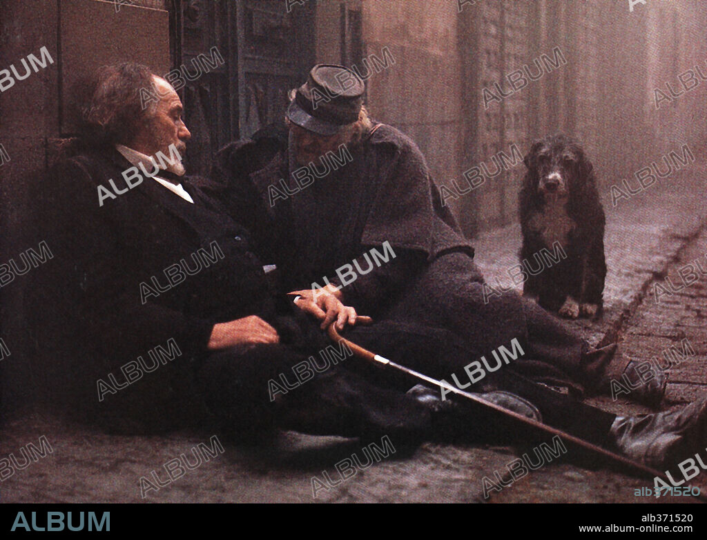 AGUSTIN GONZALEZ y FRANCISCO RABAL en LUCES DE BOHEMIA, 1985, dirigida por MIGUEL ANGEL DIEZ. Copyright LABERINTO.