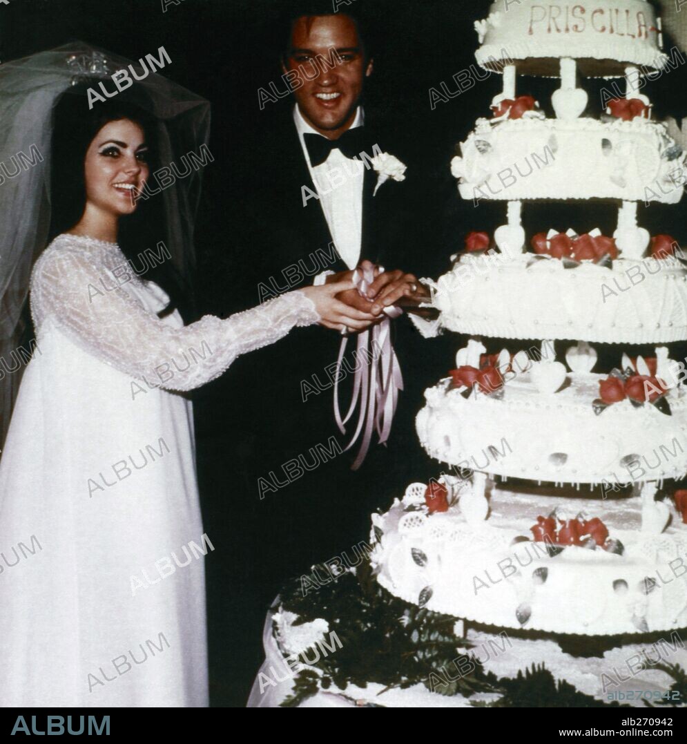 El cantante norteamericano Elvis Presley y Priscilla Presley el día de su boda en 1967.