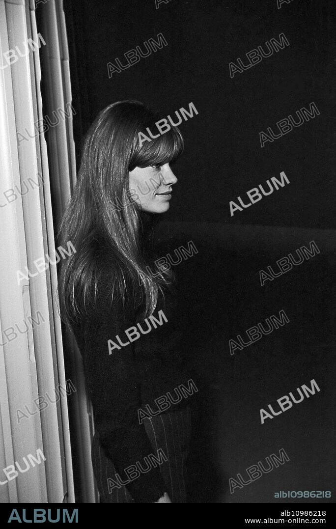 Music from Studio B (Musik aus Studio B), music show, Germany 1966, guest star: Francoise Hardy before the performance in Hamburg.