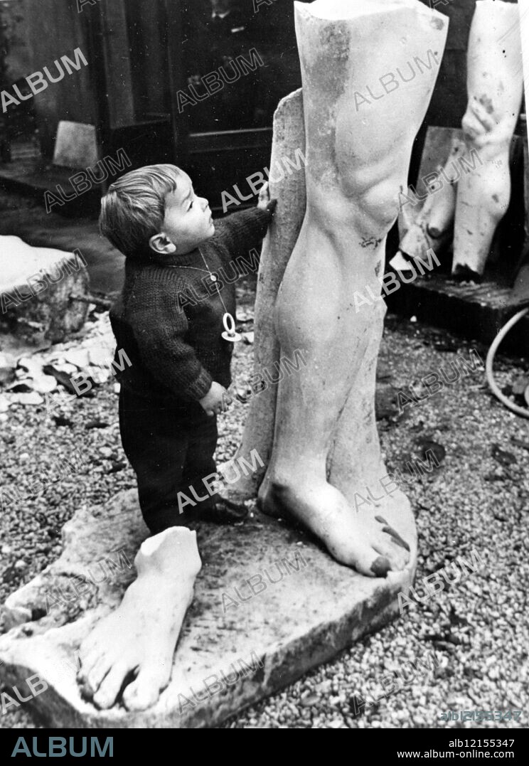 A SMALL BOY WITH SCULPTOR VIA MARGUTTA STUDIO IN ROME ;. 28 DECEMBER 1964.