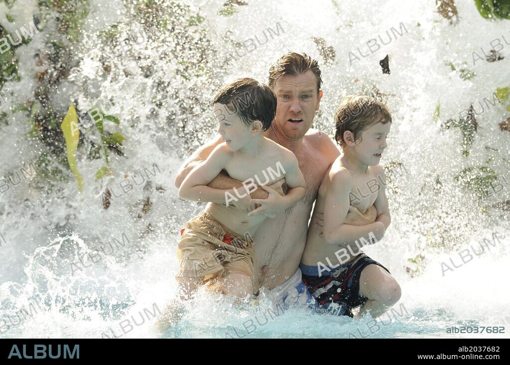 EWAN McGREGOR, OAKLEE PENDERGAST y SAMUEL JOSLIN en LO IMPOSIBLE, 2012 (THE IMPOSSIBLE), dirigida por JUAN ANTONIO BAYONA. Copyright APACHES ENTERTAINMENT.