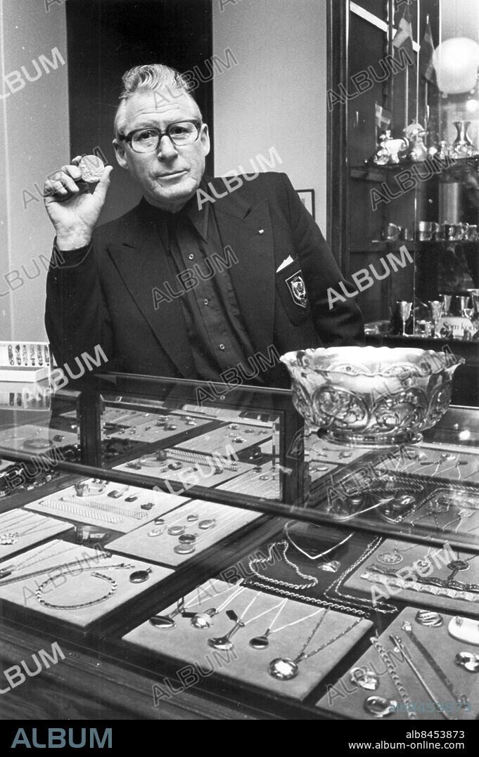 LYSEKIL 1976-12-18.. Leif Wikström är en guldtyngd herre - vid OS i Melbourne 1956 vann han drakseglingen. På bilden visar han guldplaketten. *** Local Caption *** GP Foto: Alf Weihed / Kamerareportage / TT / Kod: 2524.