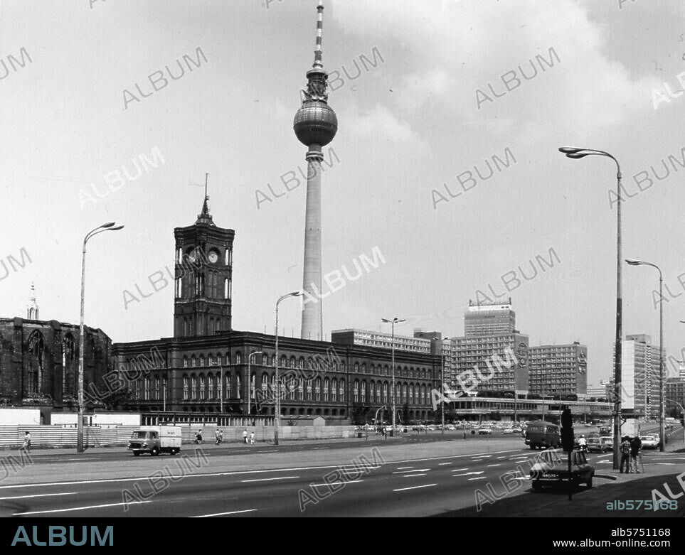 Berlin, Rotes Rathaus. (1861-69 erbaut von H.F.Waesemann). Blick vom Molkenmarkt auf das Rote Rathaus und den Fernsehturm. Foto, 1981.