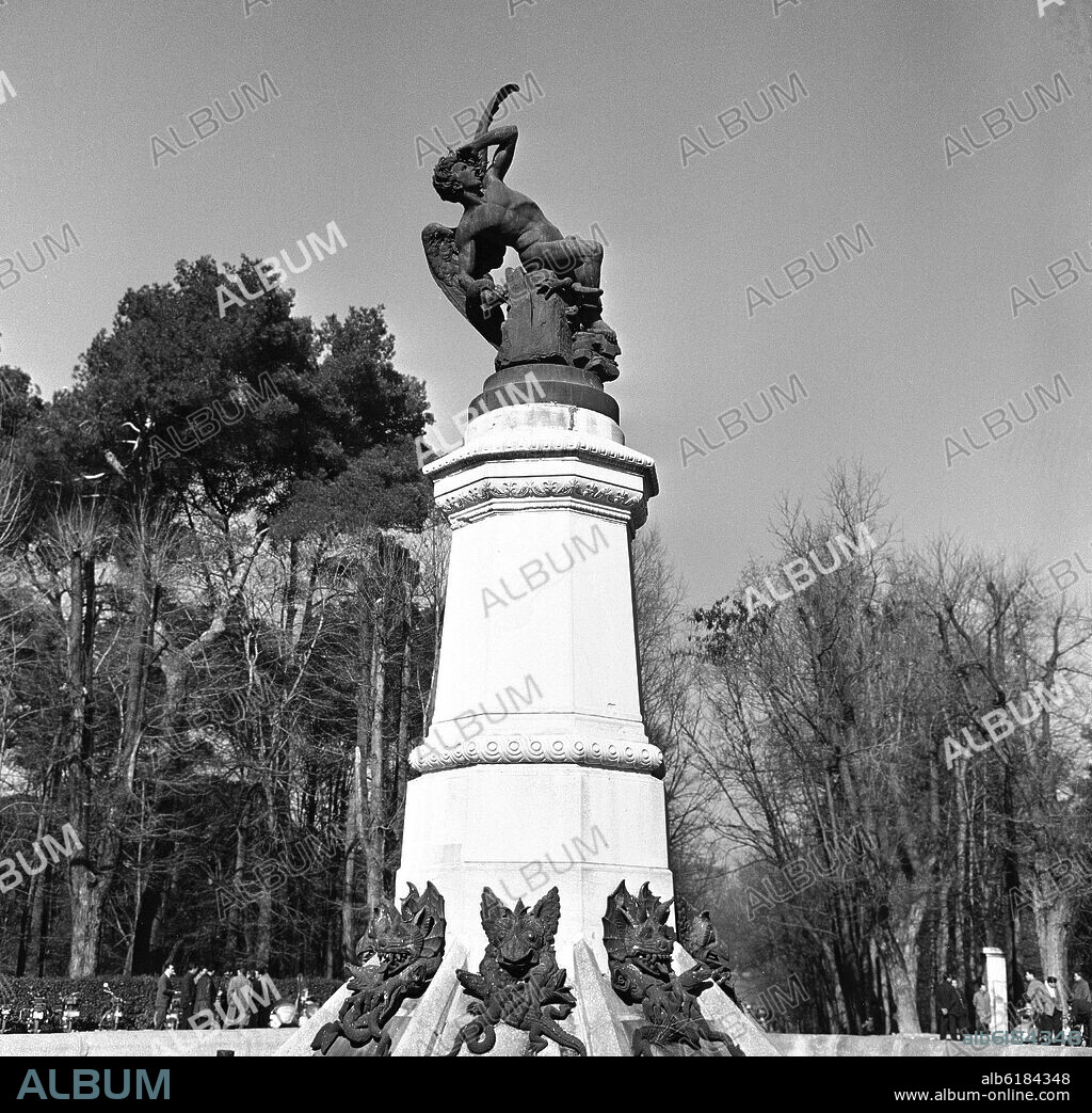RICARDO BELLVER Y RAMON. FUENTE DEL ANGEL CAIDO ERIGIDA EN 1878 POR INICIATIVA DEL DUQUE DE FERNAN NUÑEZ - FOTOGRAFIA EN BLANCO Y NEGRO - AÑOS 60 -.