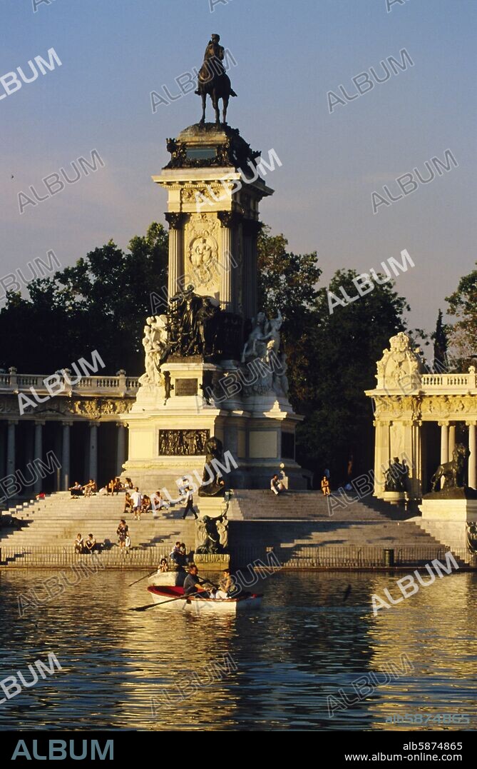 Parque del Retiro, estanque y pabellón de Alfonso XII, embaracaciones.