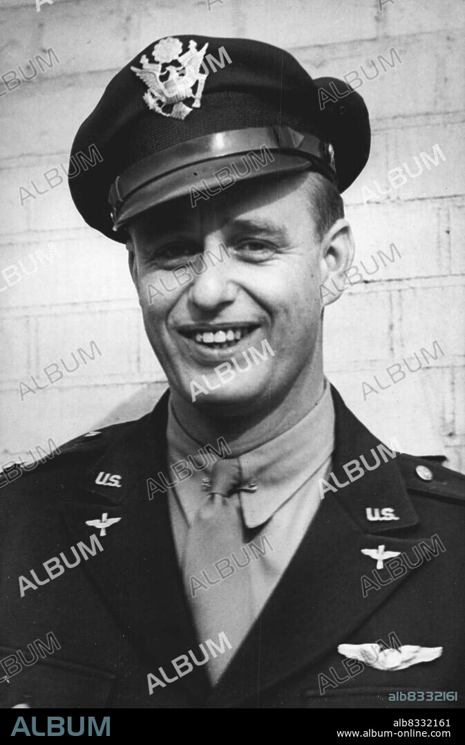 President Roosevelt's Son Joins U.S. Army Air Corps in Britain.Lieut. Col. Elliott Roosevelt in London on his way to report at U.S. Army Air Force H.Q.Lieut, Colonel Elliott Roosevelt, son of the President, has joined the United States Army Air Corps in Britain. December 3, 1942.
