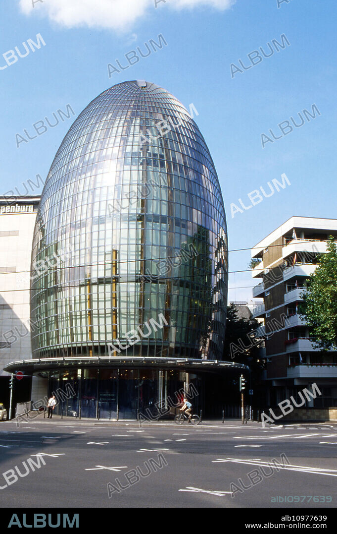 Weltstadthaus building at the city of Cologne, planned by Italian architect Renzo Piano, Germany 2005.