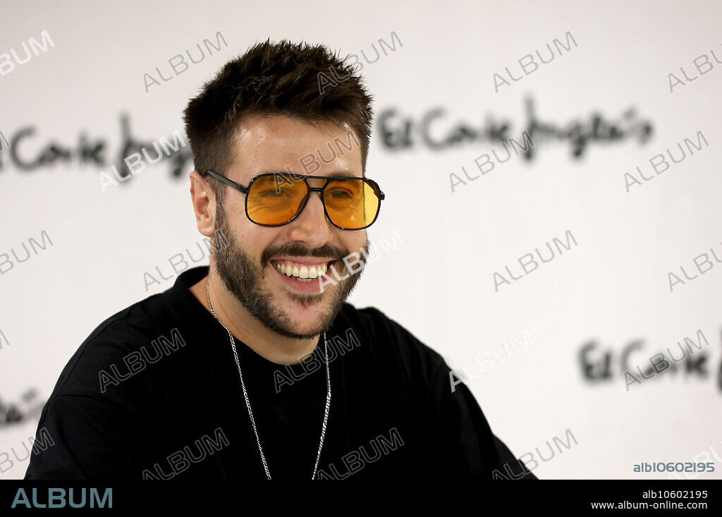 Córdoba, 19/09/2023. El cantante Antonio José firma Discos en el corte Inglés. Foto: Valerio Merino. Archcor.