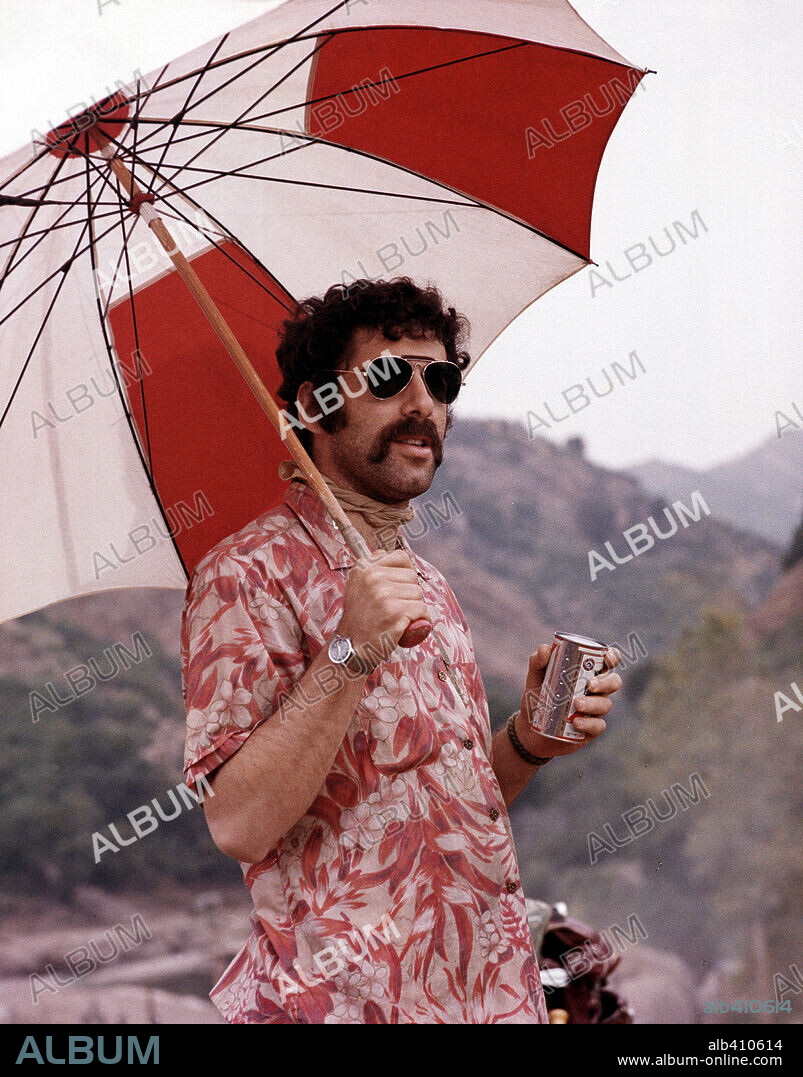 ELLIOTT GOULD en M. A. S. H., 1970 (M*A*S*H), dirigida por ROBERT ALTMAN. Copyright 20TH CENTURY FOX/ASPEN.