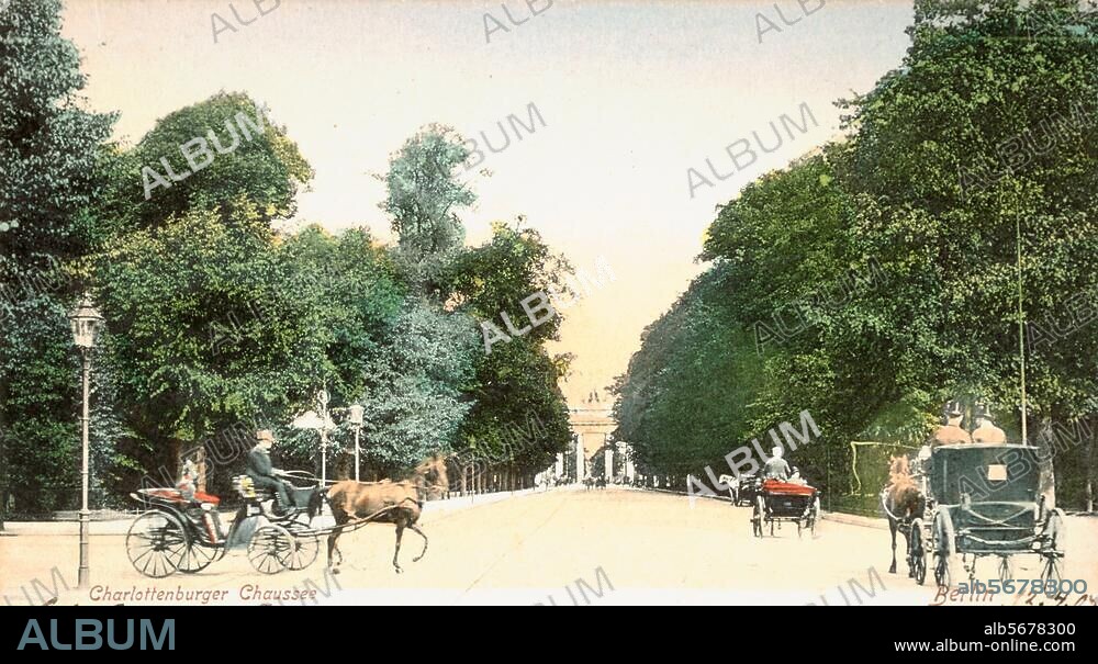 Berlin-Tiergarten, Charlottenburger Chaussee (heute Straße des 17. Juni). Blick in Richtung Brandenburger Tor. Fotopostkarte, koloriert, um 1907.