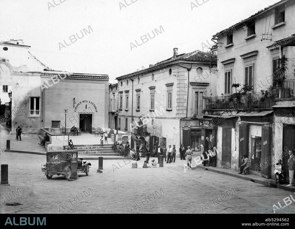 Italy. Campania. Teano. Piazza Umberto I. 1920.