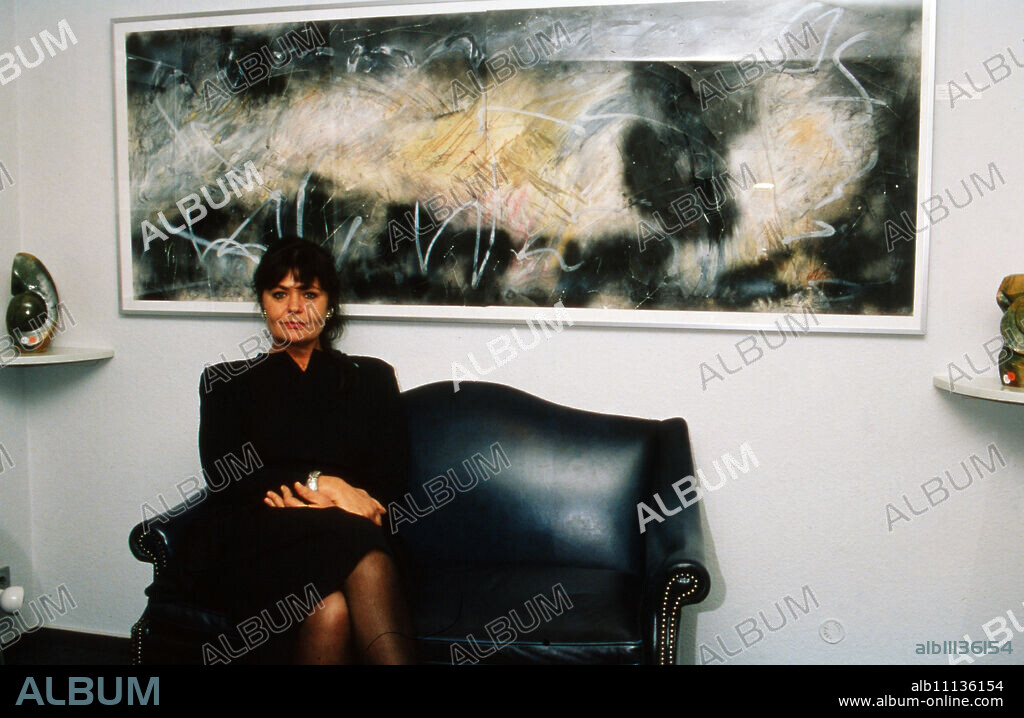 The wife of Björn Engholm, painter Barbara Engholm, at the vernissage of her exhibition with her paintings in the Galerie Amsa in Hamburg, Germany 1990. (original german headline: Vernissage Barbara Engholm).