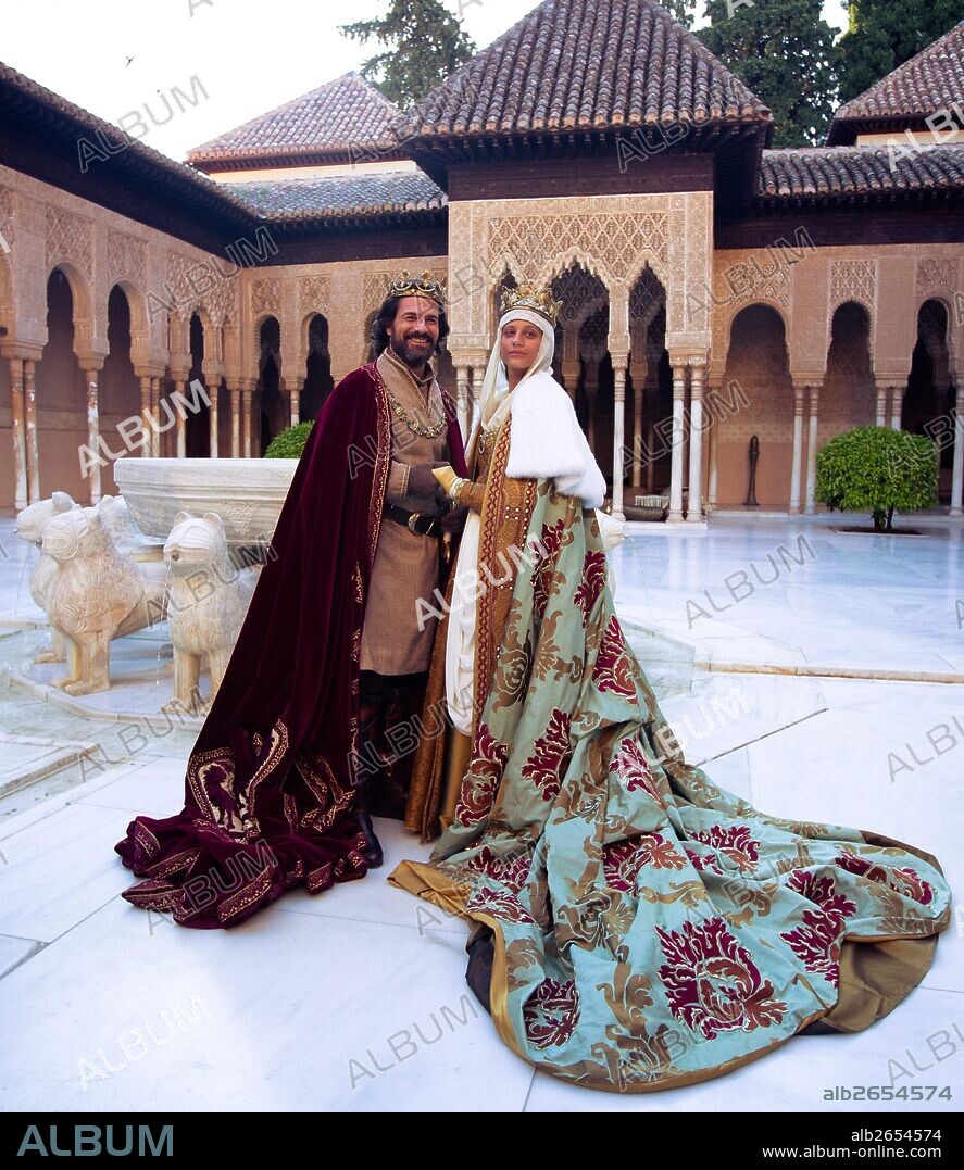 MICHELLE JENNER y RODOLFO SANCHO en ISABEL, 2011, dirigida por JORDI FRADES y ORIOL FERRER. Copyright DIAGONAL TV.
