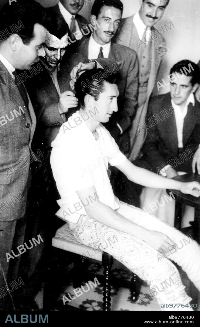 1940. El torero Manolete Vistiendose para Enfrentarse A una  de sus Muchas Corridas.