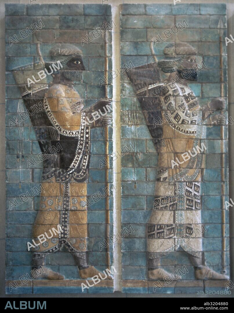ARTE PERSA-AQUEMENIDA. FRISO DE LOS ARQUEROS DE SUSA. Epoca de Artajerjes II (404-359 a. C.). IMPERIO AQUEMENIDA. Detalle de dos arqueros del ejército (1,47 m. de altura). Realizados en ladrillo esmaltado. Museo del Louvre. París. Francia.