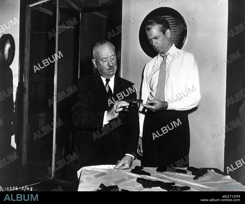 ALFRED HITCHCOCK y JAMES STEWART en EL HOMBRE QUE SABÍA DEMASIADO, 1956 (THE MAN WHO KNEW TOO MUCH), dirigida por ALFRED HITCHCOCK. Copyright PARAMOUNT PICTURES.