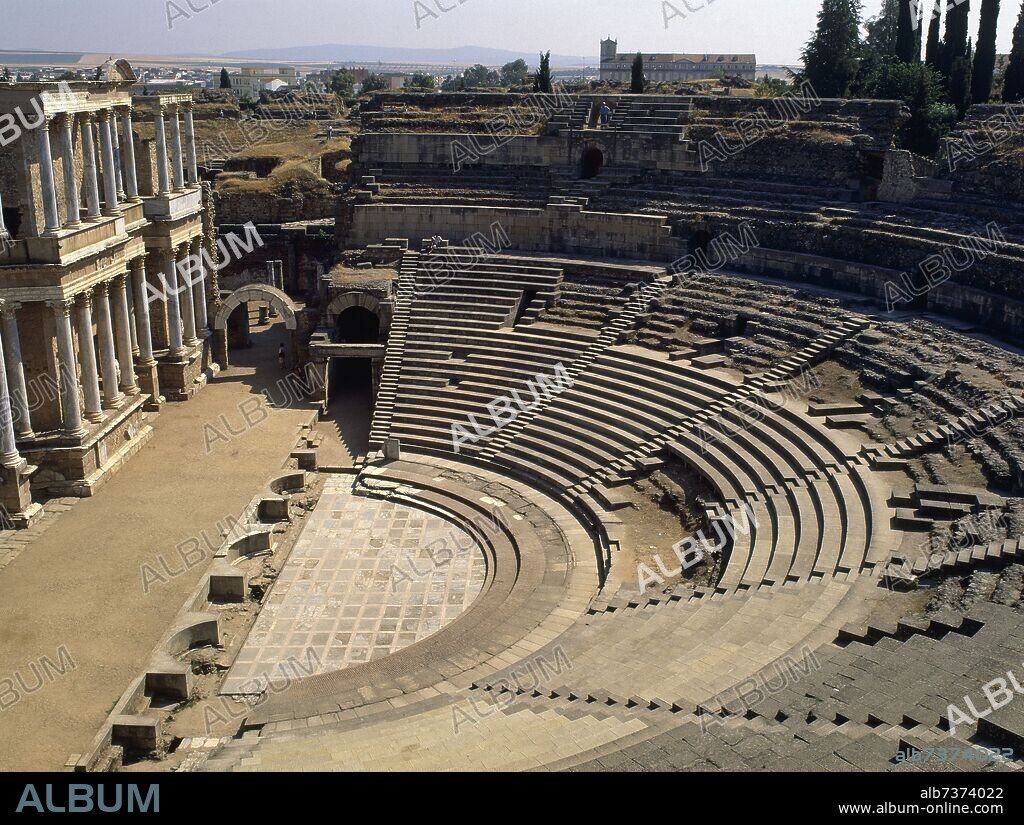 GRADERIO Y ORCHESTRA DEL TEATRO ROMANO DE MERIDA - SIGLO I AC.