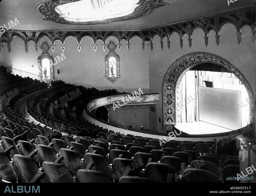 Madrid, 1928. Vista de las butacas superiores del cine Palacio de la Prensa de Madrid, desde el anfiteatro.