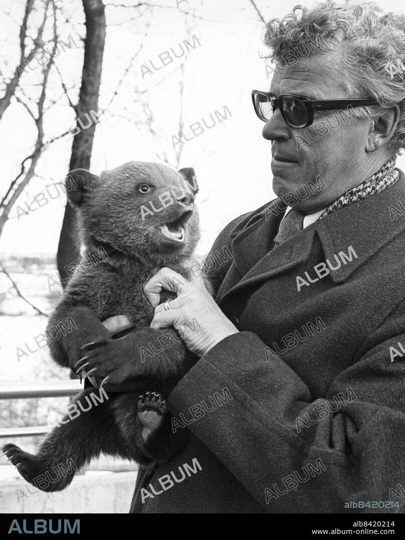 ARKIV - 1975 SKANSENCHEF . En av Sveriges första och största tv-personligheter, Nils Erik Baehrendtz, har avlidit. Han blev 85 år gammal. Baehrendtz ledde ett par versioner av de omåttligt populära Tiotusenkronorsfrågan och Kvitt eller dubbelt. Foto: TT Kod: 190 . COPYRIGHT SCANPIX SWEDEN.