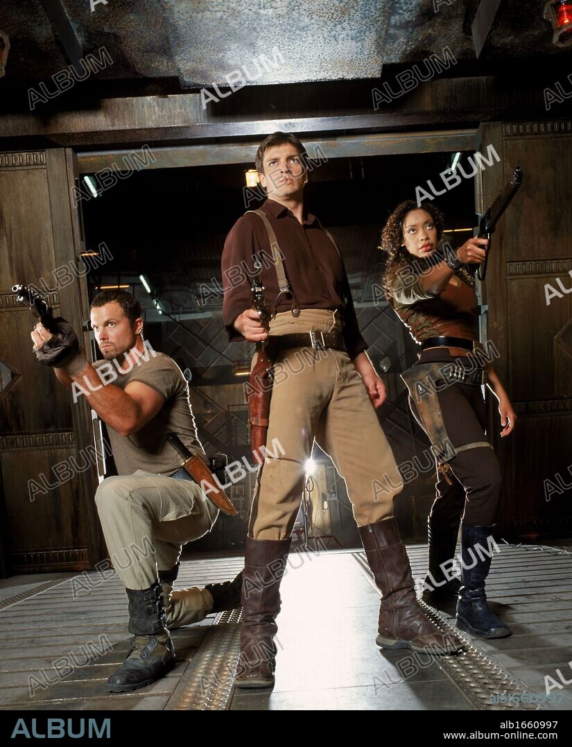 ADAM BALDWIN, GINA TORRES y NATHAN FILLION en FIREFLY-TV, 2002, dirigida por JOSS WHEDON. Copyright 20TH CENTURY FOX TV.