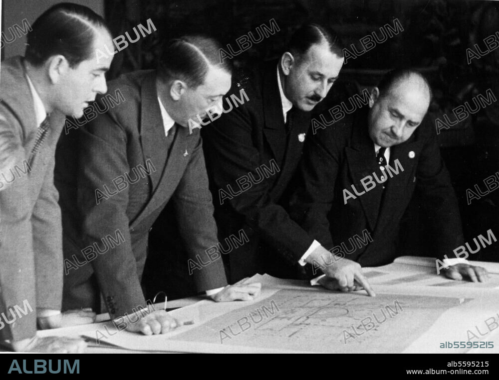 Hitler, Adolf; Politiker (NSDAP). 1889-1945. - Berghof Obersalzberg bei Berchtesgaden, Oktober 1936: Hitler prüft die Entwürfe für das "Haus des Fremdenverkehrs in Berlin. (v. li. Architekt Albert Speer, Hitler, der Präsident des Reichsausschusses für Fremdenverkehr Hermann Esser und Staatssekr. Walther Funk. Foto.