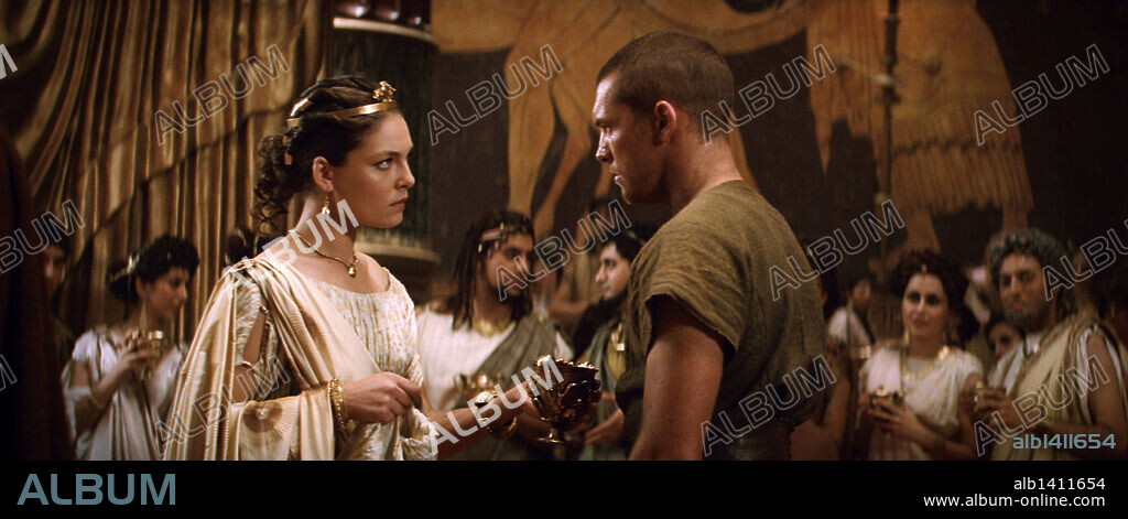ALEXA DAVALOS and SAM WORTHINGTON in CLASH OF THE TITANS, 2010, directed by LOUIS LETERRIER. Copyright WARNER BROSS PICTURES/THE ZANUCK COMPANY/THUNDER ROAD.