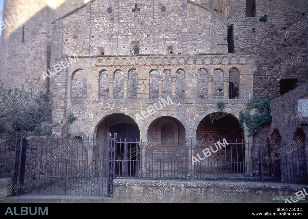 PORTICO MOZARABE DEL ANTIGUO MONASTERIO - ARCOS DE HERRADURA Y ARQUILLOS CIEGOS.