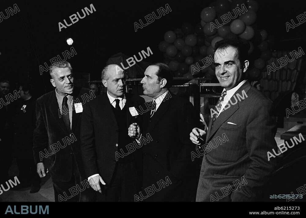 Politik / Parteien: Parti Socialiste / Sozialistische Partei (PS), (Frankreich, 1969 gegründet).-Versammlung der PS und der Parti Communiste Français im Palais des Sports in Paris: Georges Marchais, François Mitterrand und Alain Savary (v. re. n. li.).-Foto, 17.03.1971.