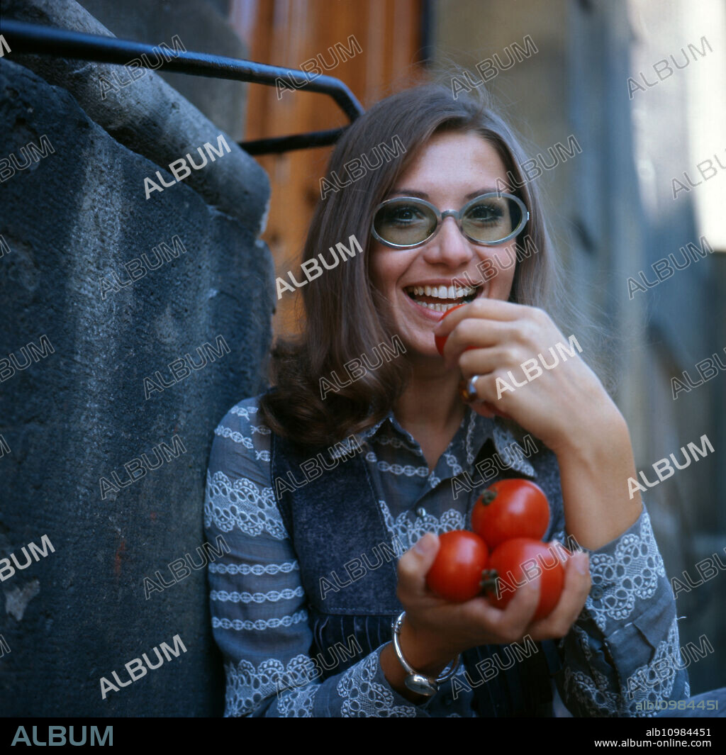 German pop singer Edina Pop at the record cover shoot for the single TOMATEN ROTE LIPPEN und ALLES GEHT VORÜBER, Germany 1970.